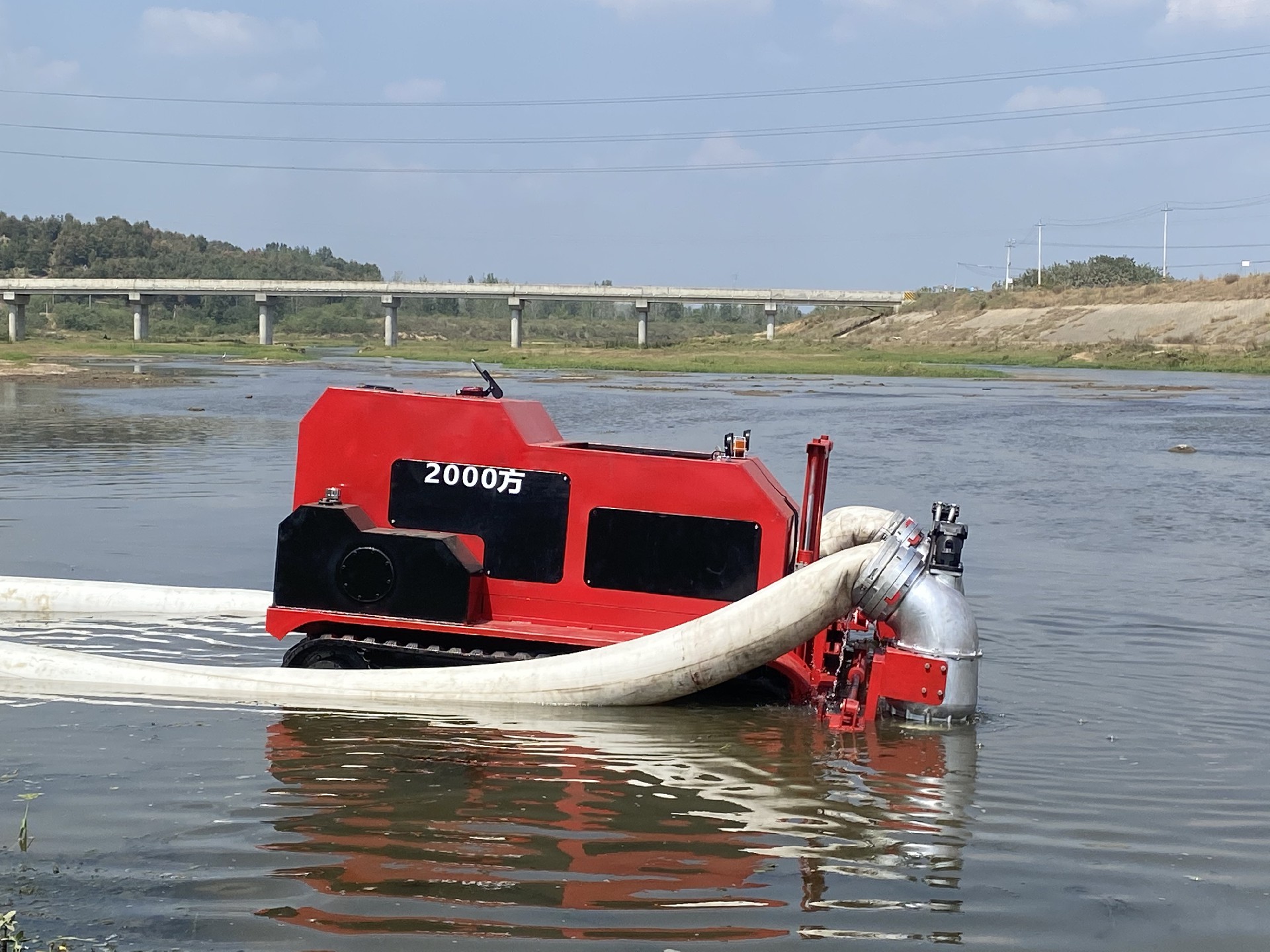 1000立方多功能履带式移动排水机器人